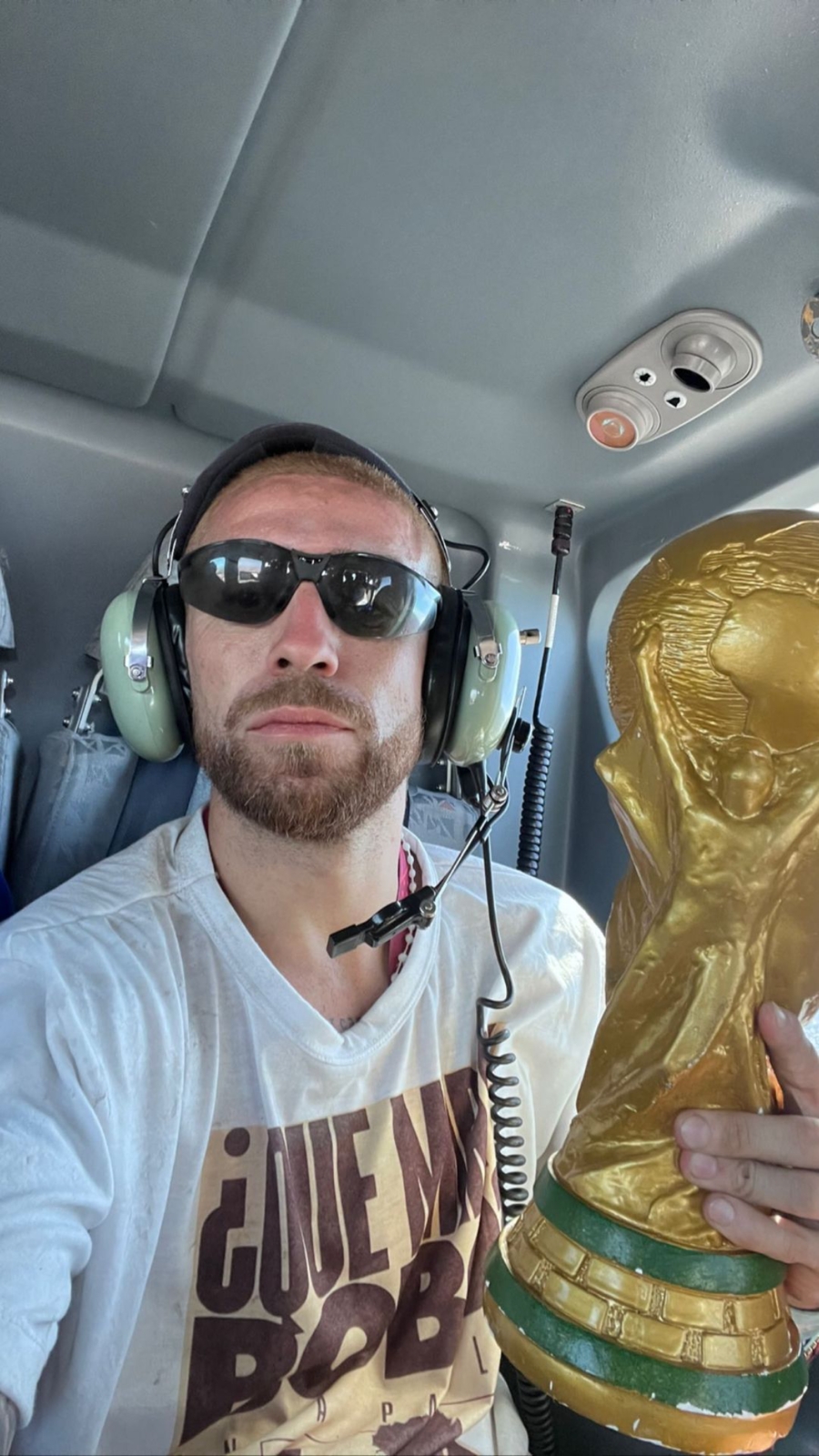 FUERZA AÉREA. Correa también posteó su viaje sobre el Obelisco, con un particular casco.