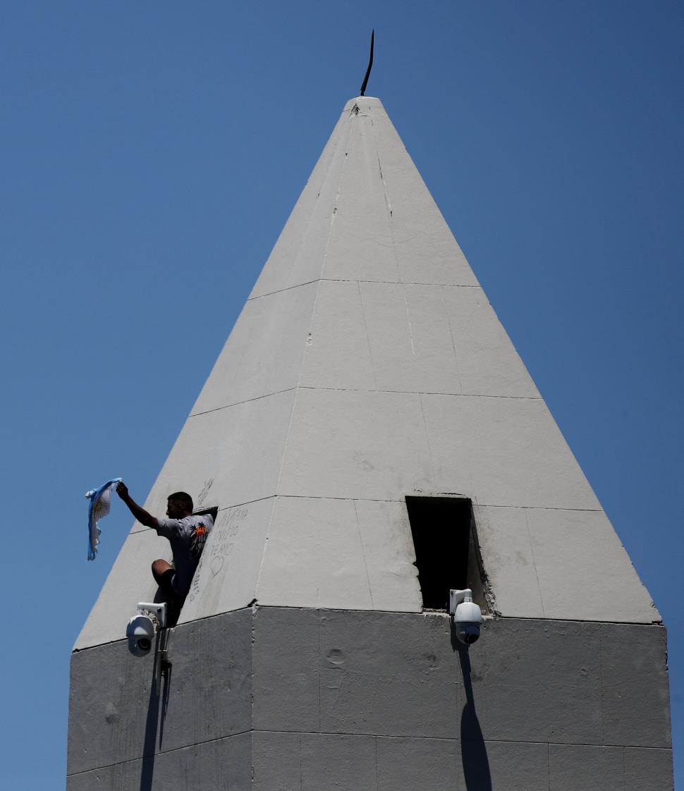 PELIGROSO. Algunos fanáticos disfrutaron de la fiesta, subidos en la punta del Obelisco.