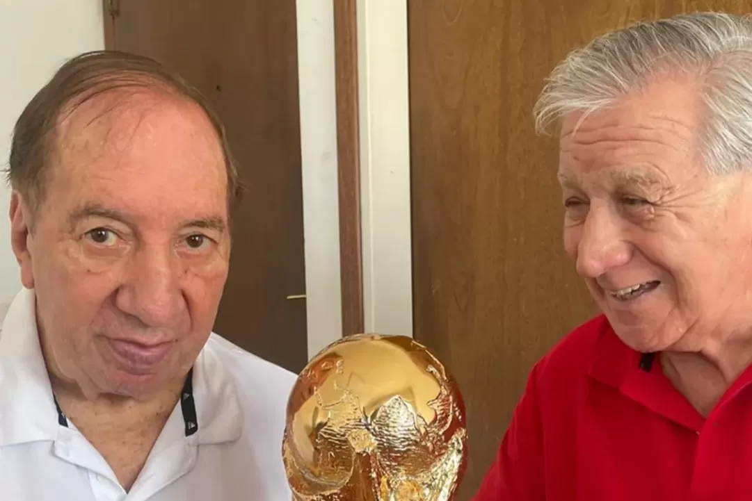 Festejando con el uno: Bilardo se sacó una foto con la Copa del Mundo