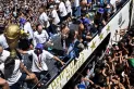 Qué pasó con los hinchas que se tiraron del puente al micro de la Selección argentina