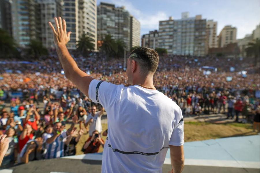 Multitudinario recibimiento a Dibu Martínez en el balneario Las Toscas, en Mar del Plata (Christian Heit)