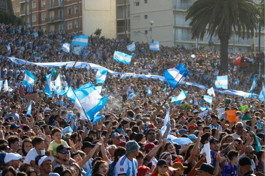 Multitudinario recibimiento a Dibu Martínez en el balneario Las Toscas, en Mar del Plata (Christian Heit)