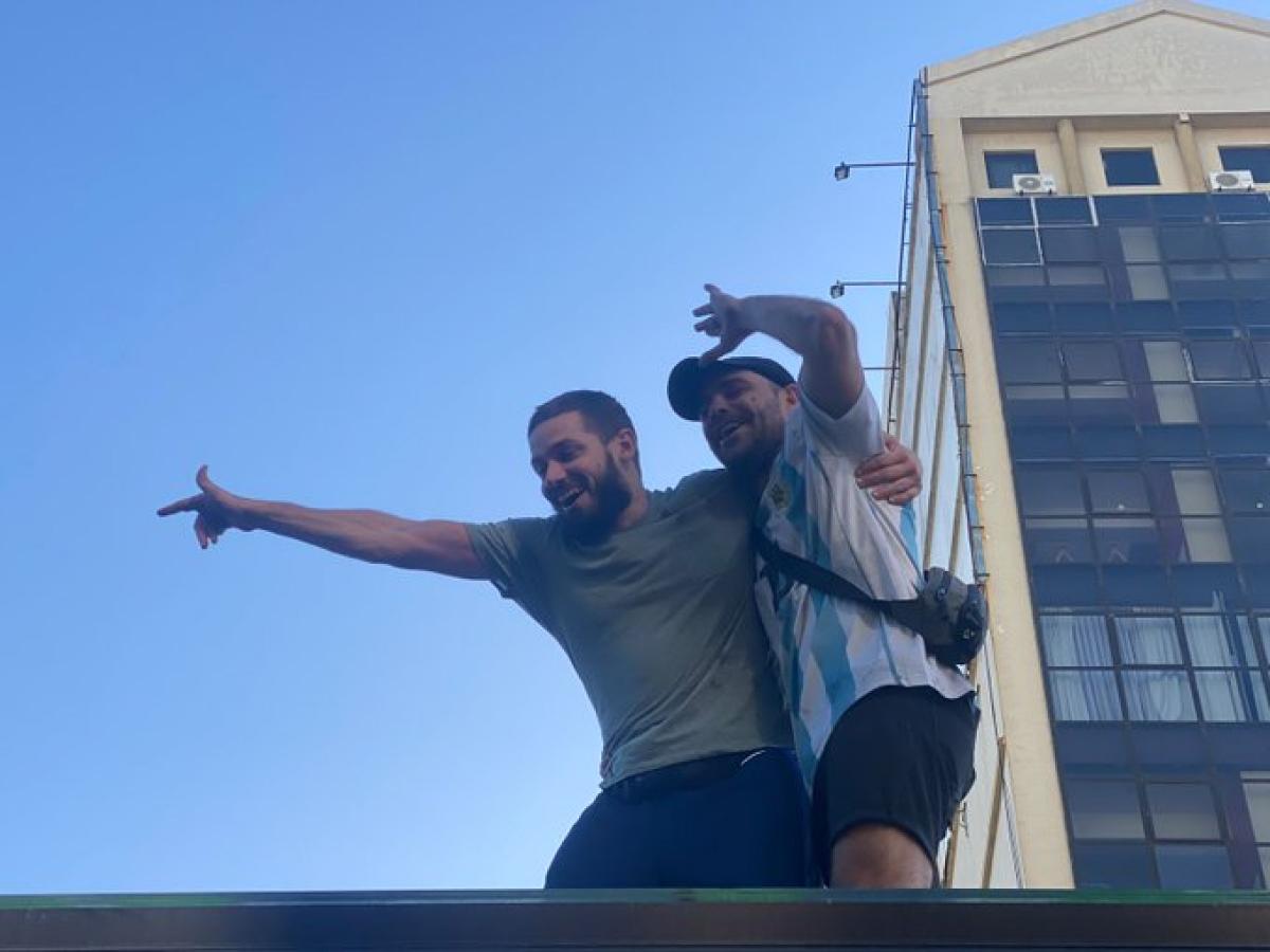 Peter Lanzani se subió al Metrobús para festejar el triunfo de la selección.