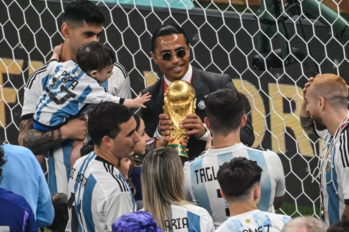 CON LA COPA. Nusret Gokce, conocido como Salt Bae llegó a levantar la Copa del Mundo para tomarse selfies. 