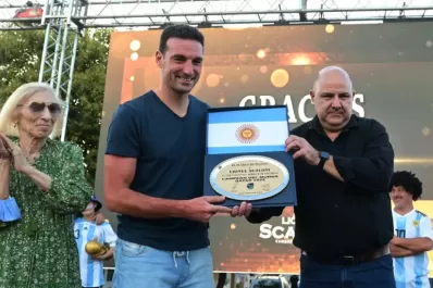 Scaloni llegó a Pujato y les habló a los hinchas: Estamos eternamente agradecidos
