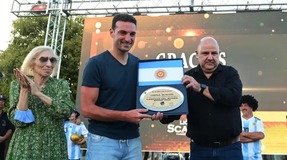 Scaloni llegó a Pujato y les habló a los hinchas: Estamos eternamente agradecidos