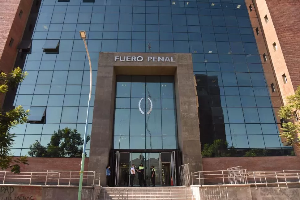 EDIFICIO DEL FUERO PENAL. El magistrado que dispuso sancionar al que amenazó, además dijo que no podía acercarse a los testigos de la causa. 