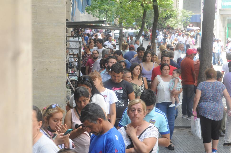 ANSES Y BANCO NACIÓN. Se observaron largas filas de personas. 