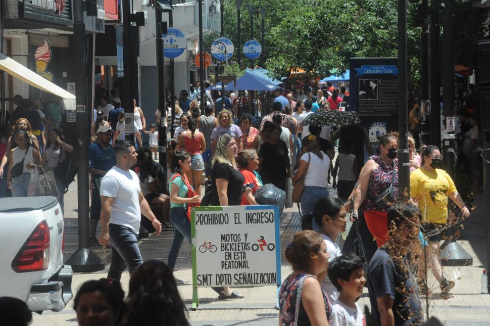 POR LA PEATONALES. La temperatura no acobardó a los tucumanos. 