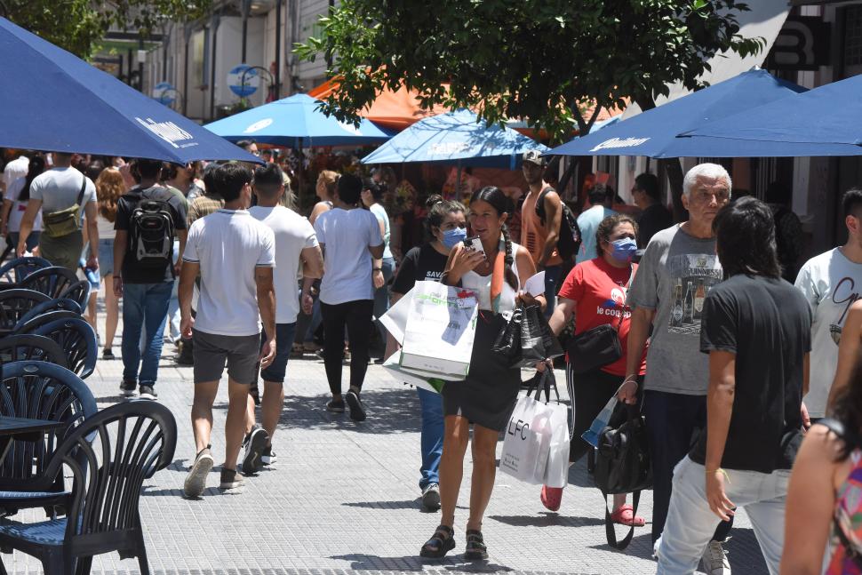 BOLSAS CON REGALOS. Algunos ya se sacaron la responsabilidad.