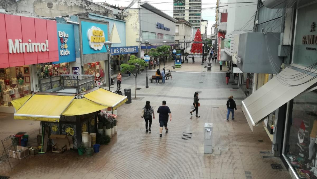 Inicio de la actividad comercial en la peatonal Muñecas.