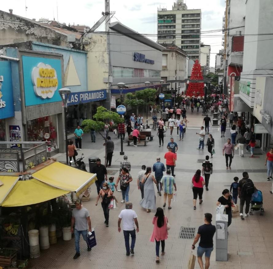 Movimiento comercial cerca del mediodía.