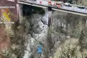 Tragedia en España: un colectivo cayó al río y hay muertos y desaparecidos