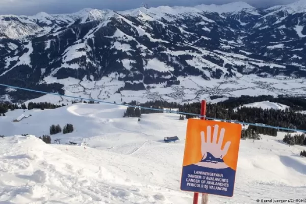 Una avalancha sepultó a una decena de esquiadores en Austria