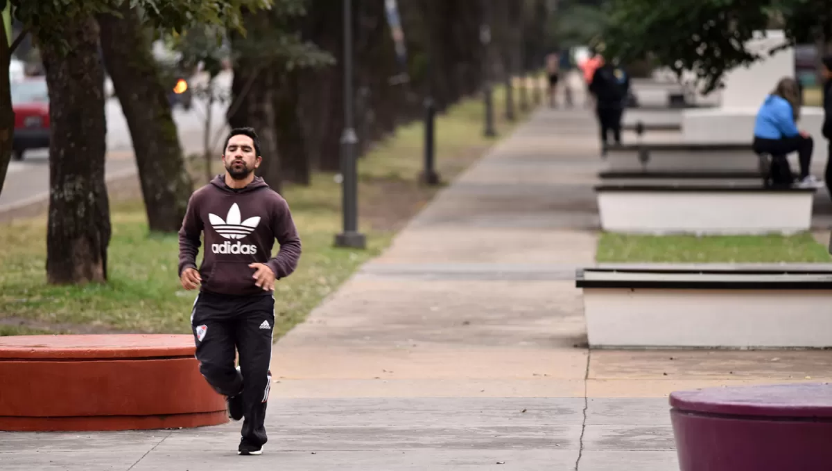 ABRIGADOS. Muchos tucumanos salieron de casa para vivir una mañana otoñal.