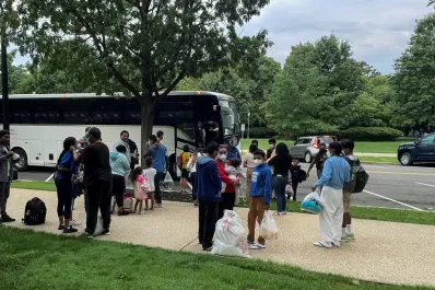 Texas deja a migrantes en el frío de Washington