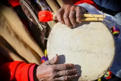 Amaicha se prepara para recibir a los turistas entre astros, artesanías y coplas