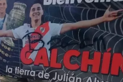Hinchas de Boca vandalizaron el cartel de Julián Álvarez en Calchín