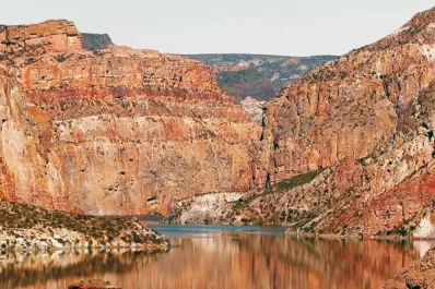 Tragedia en Mendoza: una mujer intentó sacarse una selfie, cayó a un barranco y murió