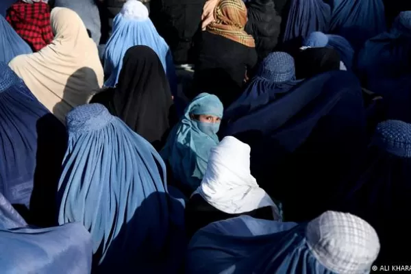 Talibanes vetan el trabajo de mujeres en ONG humanitarias