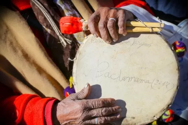 Amaicha se prepara para recibir a los turistas entre astros, artesanías y coplas