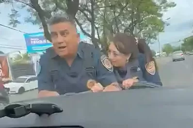 El conductor que embistió a los policías tenía antecedentes pero fue liberado