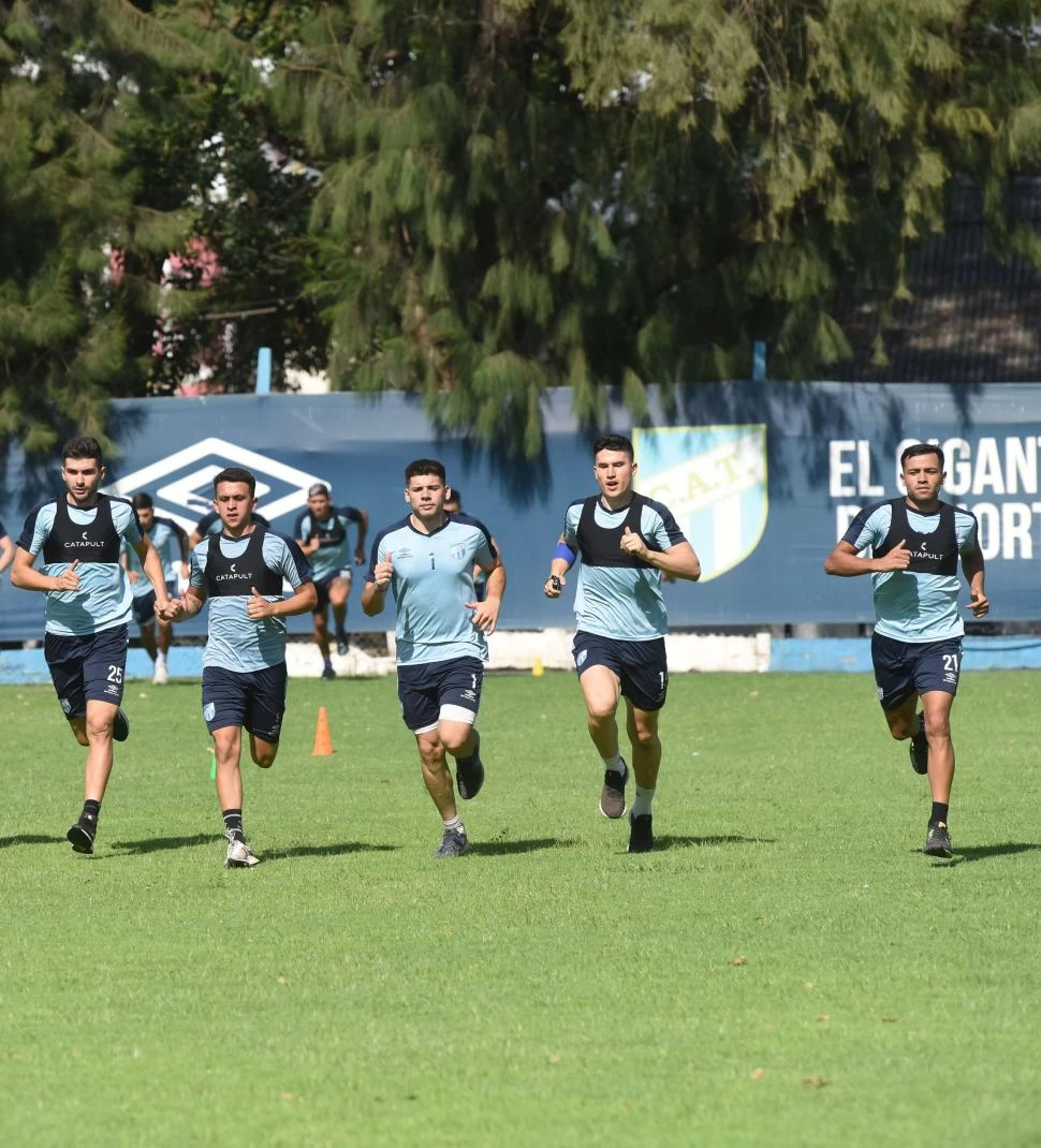 EN EL COMPLEJ0. Camilo Albornoz, Joaquín Avila, Rodrigo Morales, Eugenio Isnaldo y Martín Garay, en una de las últimas sesiones físicas del 2022.  