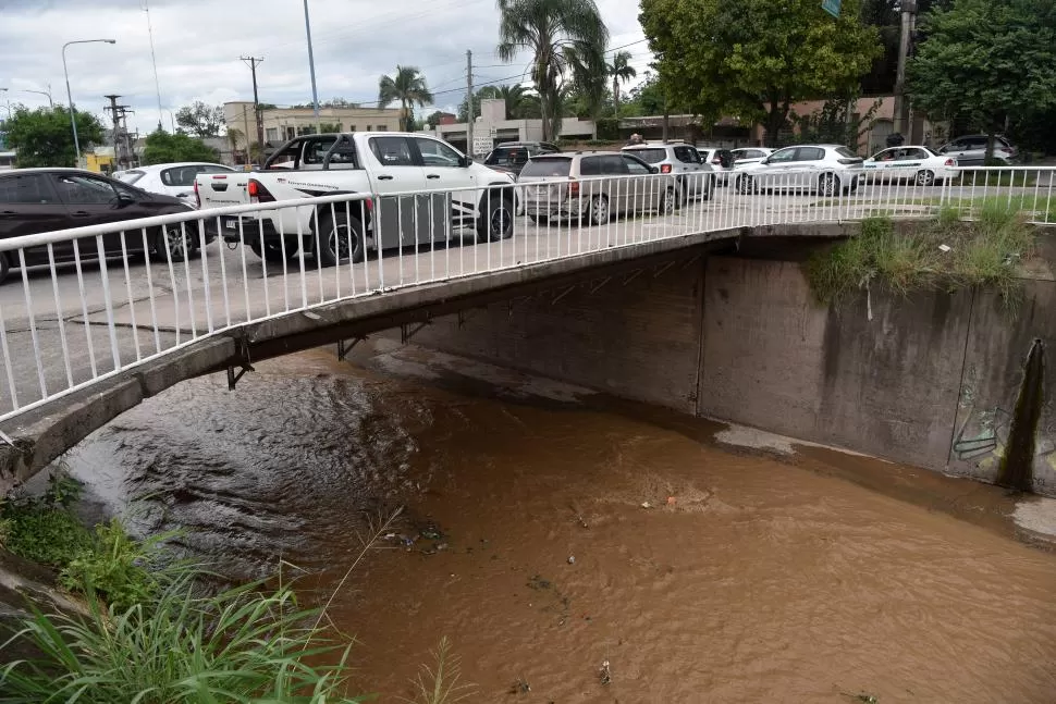 EL CANAL SUR. Una tormenta fuerte supo arruinar la contención del canal en varios sectores. la gaceta / foto de inés quinteros orio