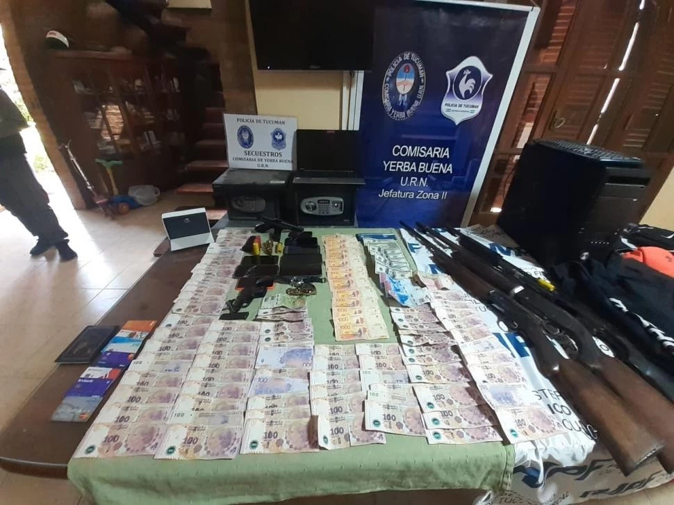 EL SECUESTRO. Parte del dinero y las armas que se le secuestraron al joven acusado por el millonario robo.  