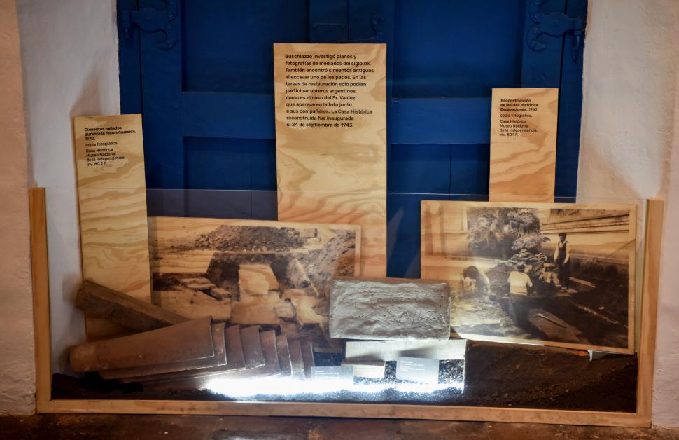 PRIMERA SALA. Ofrece un viaje fotográfico y documental para revelar cómo estaba la Casa Histórica antes de su restauración.