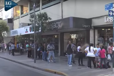 Otra vez, una interminable fila en Anses: cientos de personas cubrieron la manzana