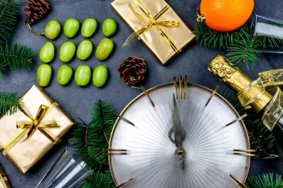 Desde comer uvas hasta vestir de blanco: por qué existen estos rituales en Año Nuevo