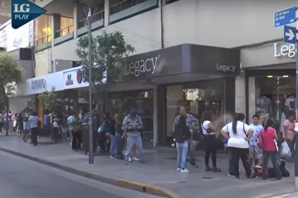 Otra vez, una interminable fila en Anses: cientos de personas cubrieron la manzana