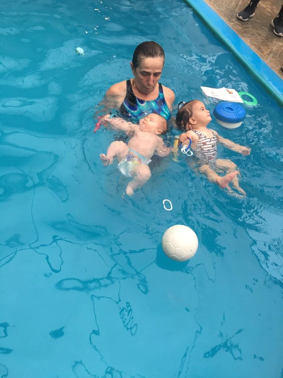 PRIMERA INFANCIA. Graciela Vece trabaja con niños desde los tres meses para que desarrollen la natación. 