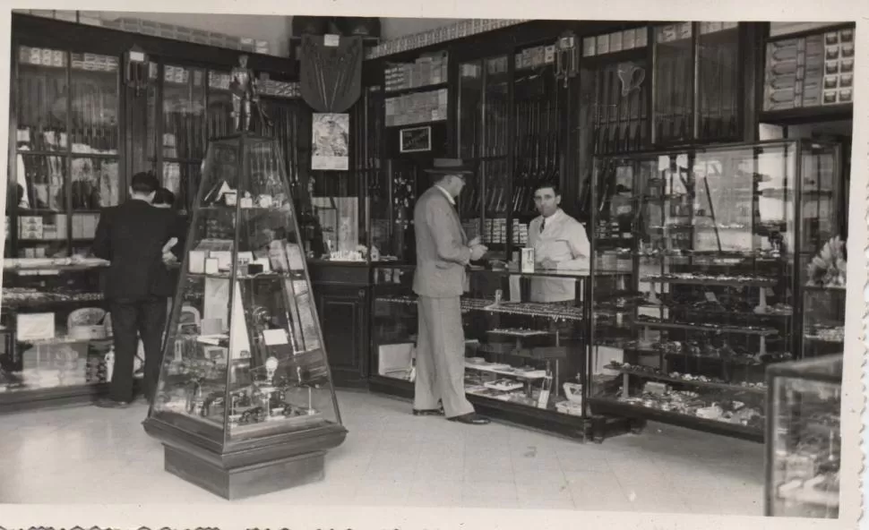 PARA LA ETERNIDAD. Una imagen del local en los años 30. Los propietarios se encargaron de mantener el mobiliario construido por encargo. la gaceta / fotos de archivo - diego araoz - gentileza canigó