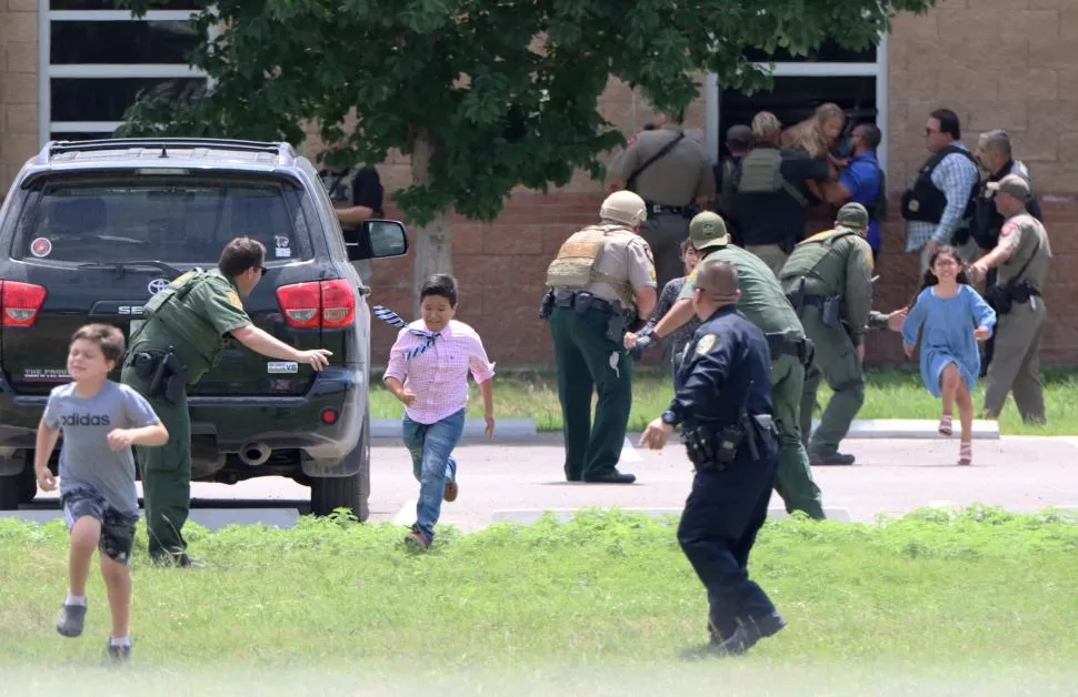 UVALDE. Niños corren por el tiroteo masivo en la escuela Primaria Robb. reuters