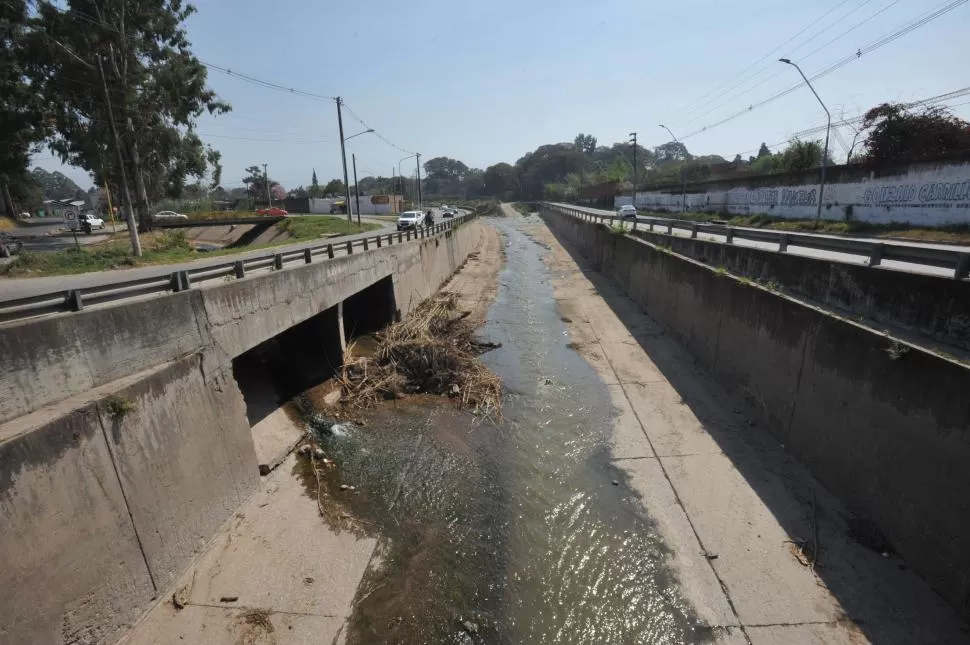 LIMPIEZA Y MANTENIMIENTO. Es lo que demandan especialistas respecto de los canales Sur -foto- y Norte. la gaceta / foto de antonio ferroni