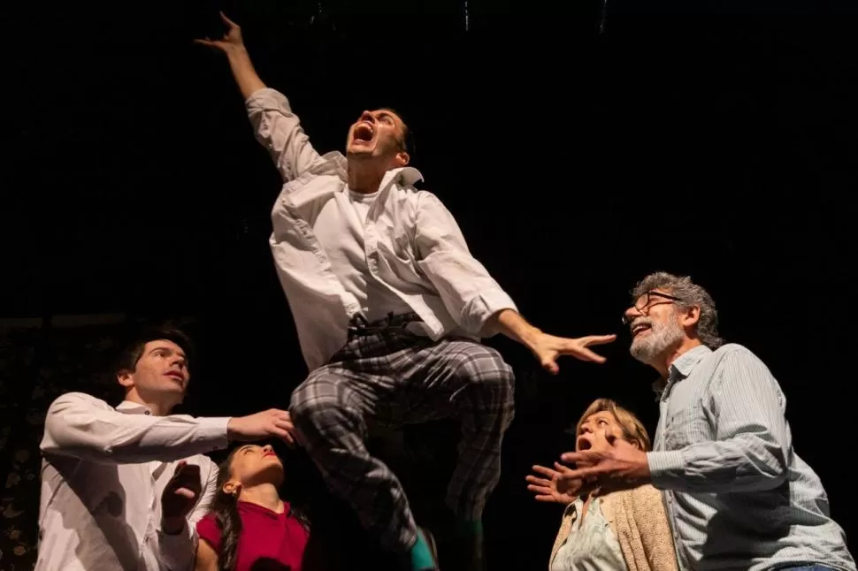 AL DESCUBIERTO. Una familia intenta ocultar a su hijo con problemas mentales en “El loco y la camisa”. foto de fabio rivero