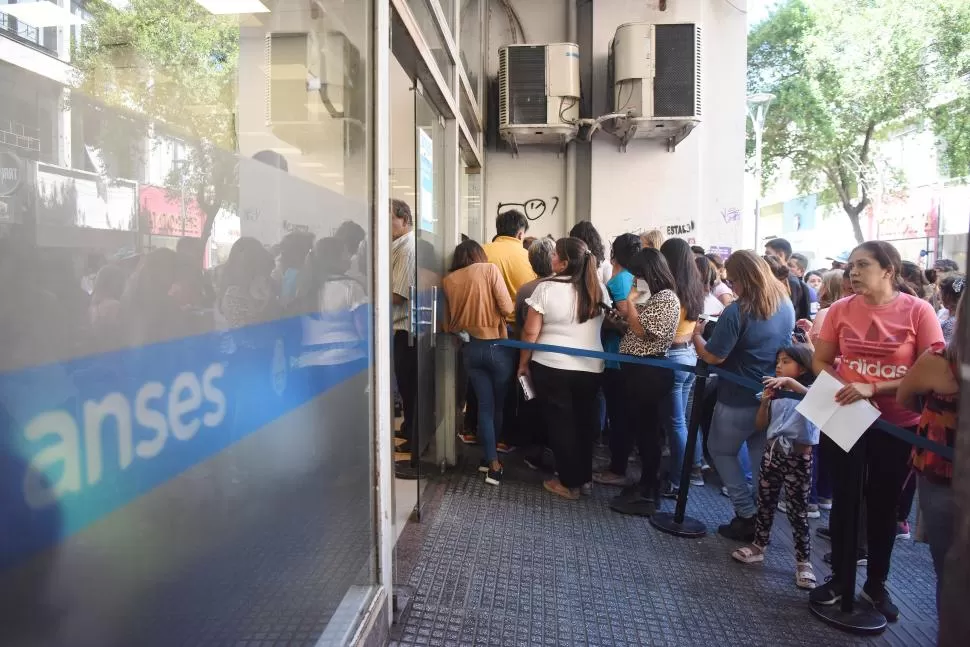 GRAVE. Entre los que hicieron cola, hubo quienes denunciaron que se venden los turnos ara ser atendidos. la gaceta / foto de Analía Jaramillo