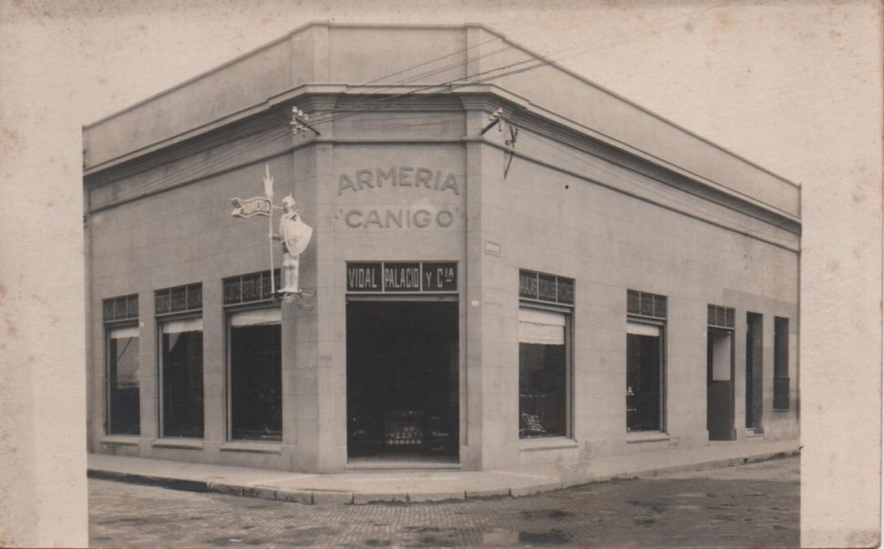 RECUERDO. El primer local de la firma con la armadura como distintivo. 