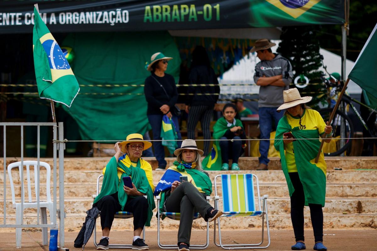 CONTRASTE. Un grupo de bolsonaristas acampa frente a los cuarteles. 