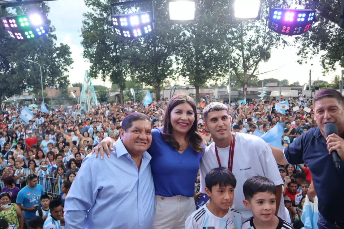 Exequiel Palacios, campeón del Mundo, junto al intendente de Famaillá y otros dirigentes. 