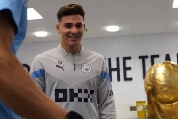 Julián Álvarez recibió un cálido recibimiento en su regreso al Manchester City