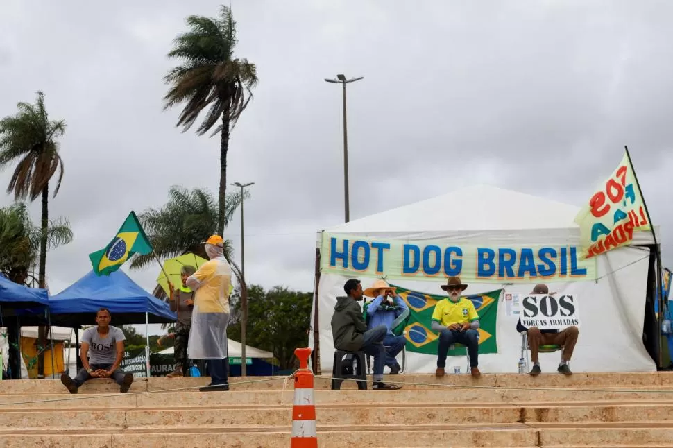 ACAMPE. En carpas, frente a los cuarteles piden intervención militar. reuters
