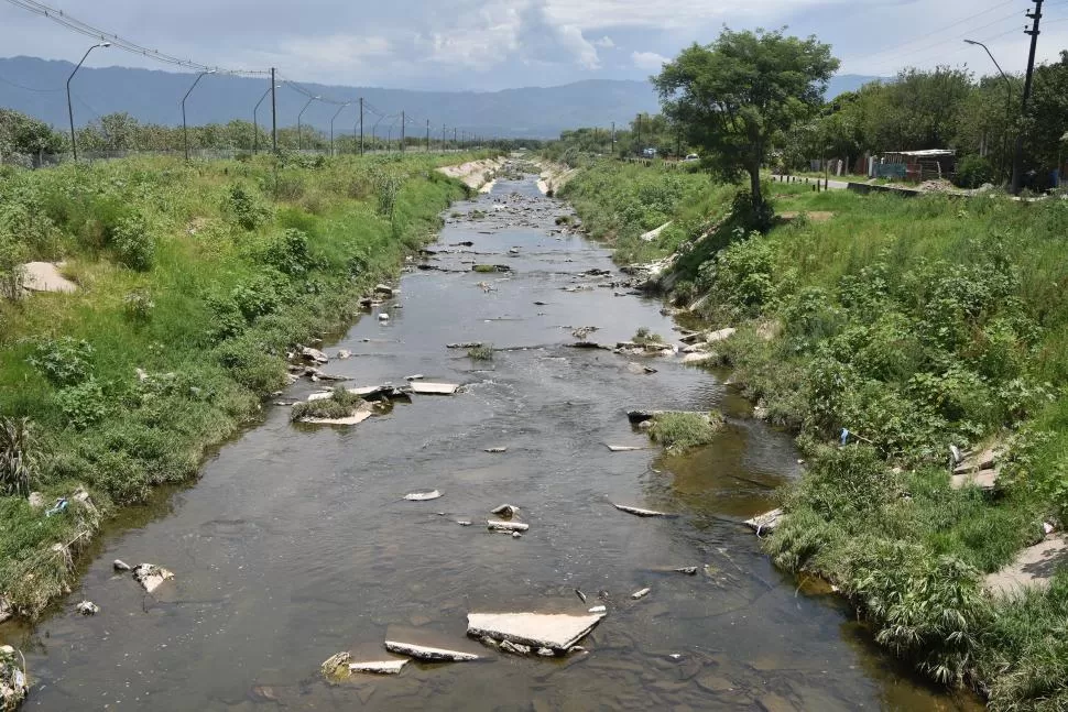 DESCUIDO Y FALTA DE MANTENIMIENTO. En el cauce se observan residuos y falta de lozas a los costados. LA GACETA / FOTO DE INÉS QUINTEROS ORIO