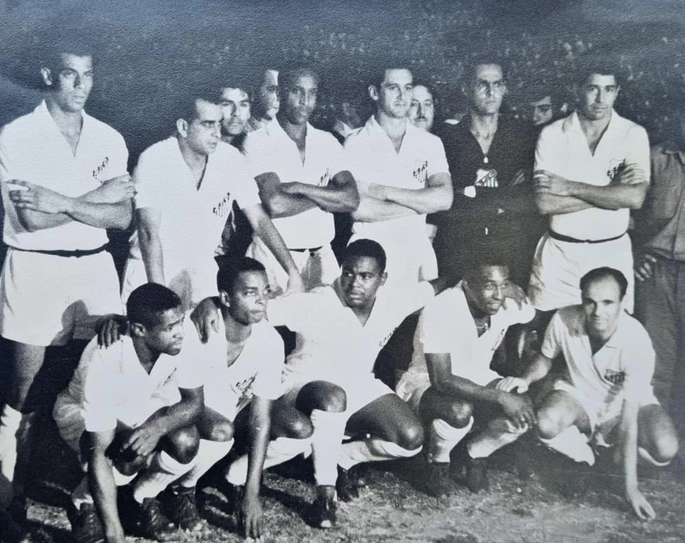 UN DREAM TEAM. El Santos de Pelé visitó nuestra provincia durante una gira internacional por 30 países.  