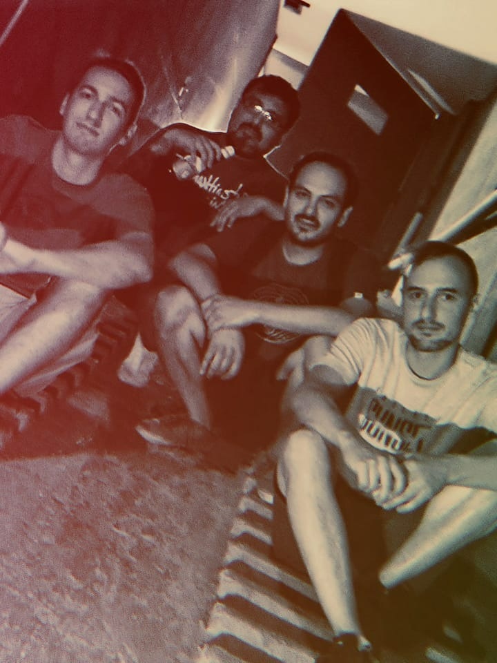 TODO MAL. Luego de un 2022 agitado, el grupo actúa en Utopía Bar.