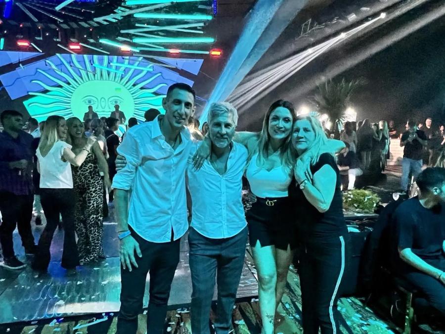 Di María y su mujer también se tomaron una foto con Jorge y Celia