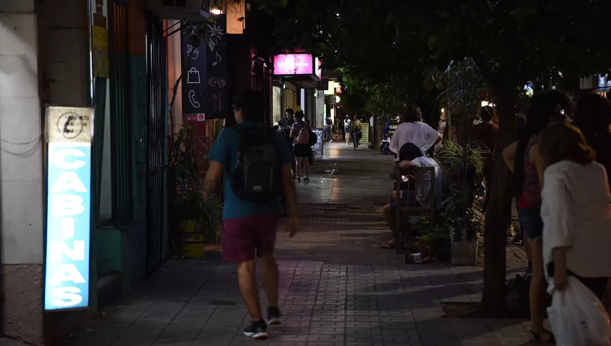 INSEGURIDAD. En la tarde del lunes 19, una joven intentó robar perfumes en una farmacia ubicada en Santiago al 500.