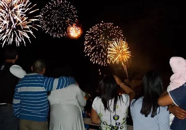 MÁS LUCES, MENOS RUIDO. El uso de la pirotecnia luminosa no debe asociarse con los estruendos que tanto afectan a ciertas personas y mascotas. 